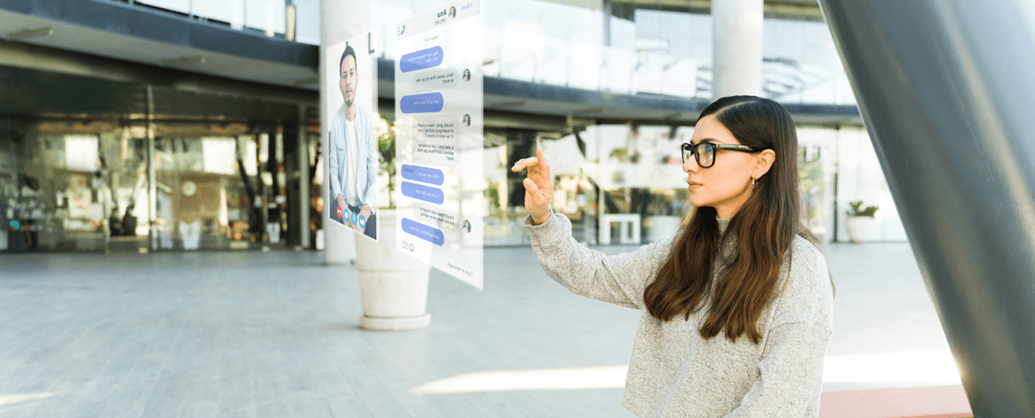 Kvinna tittar på en virtuell skärm