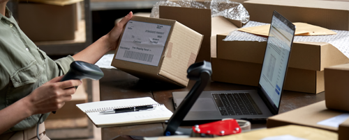 Person på lager scannar adresslapp på paket