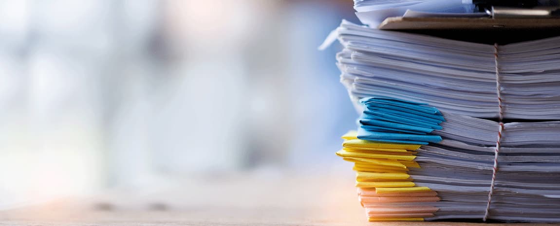 Pappershög på skrivbord