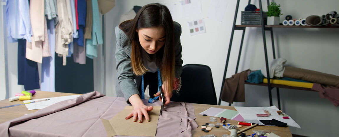 Sömmerska mäter upp tyg