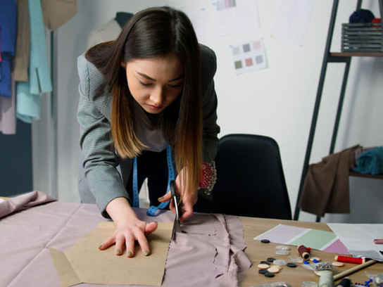 Sömmerska mäter upp tyg