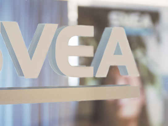 Svea-loggan på en glasvägg