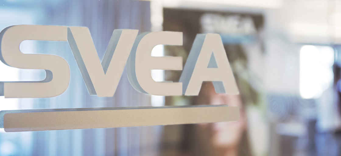 Svea-loggan på en glasvägg