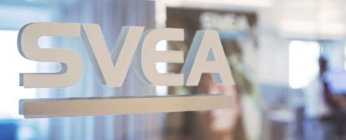Svea-loggan på en glasvägg