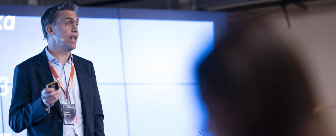Thomas Svensson talar på en scen