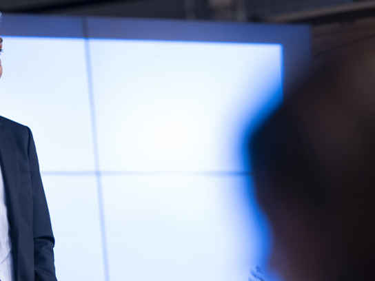 Thomas Svensson talar på en scen