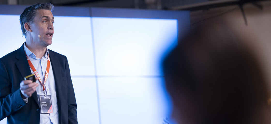 Thomas Svensson talar på en scen