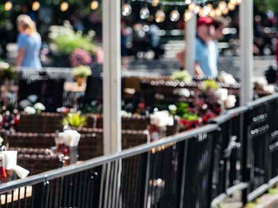 Uteservering i sommarstad