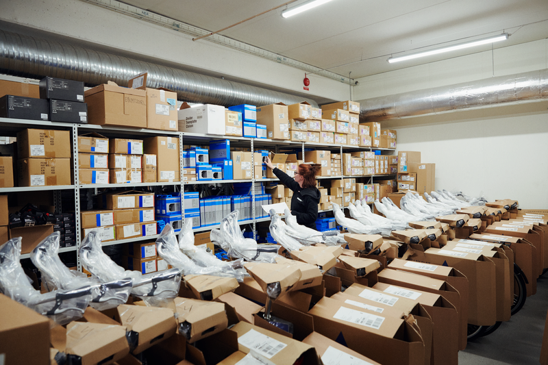 Työntekijä poimii varastosta tuotteita tilaukseen