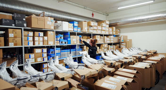 Työntekijä poimii varastosta tuotteita tilaukseen