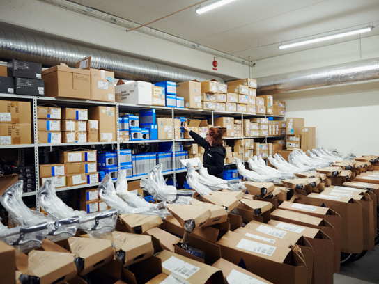 Työntekijä poimii varastosta tuotteita tilaukseen