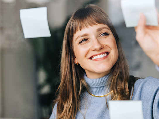 Crediteuren en debiteuren beheren vrouw met briefjes