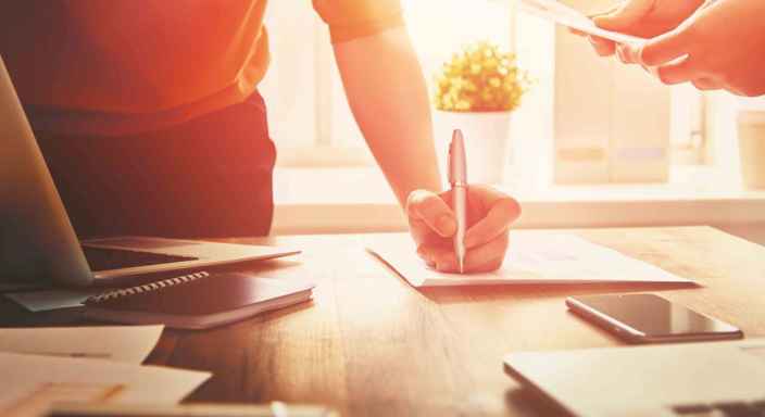 Keurmerk Erkend MKB Financier tekenen met pen