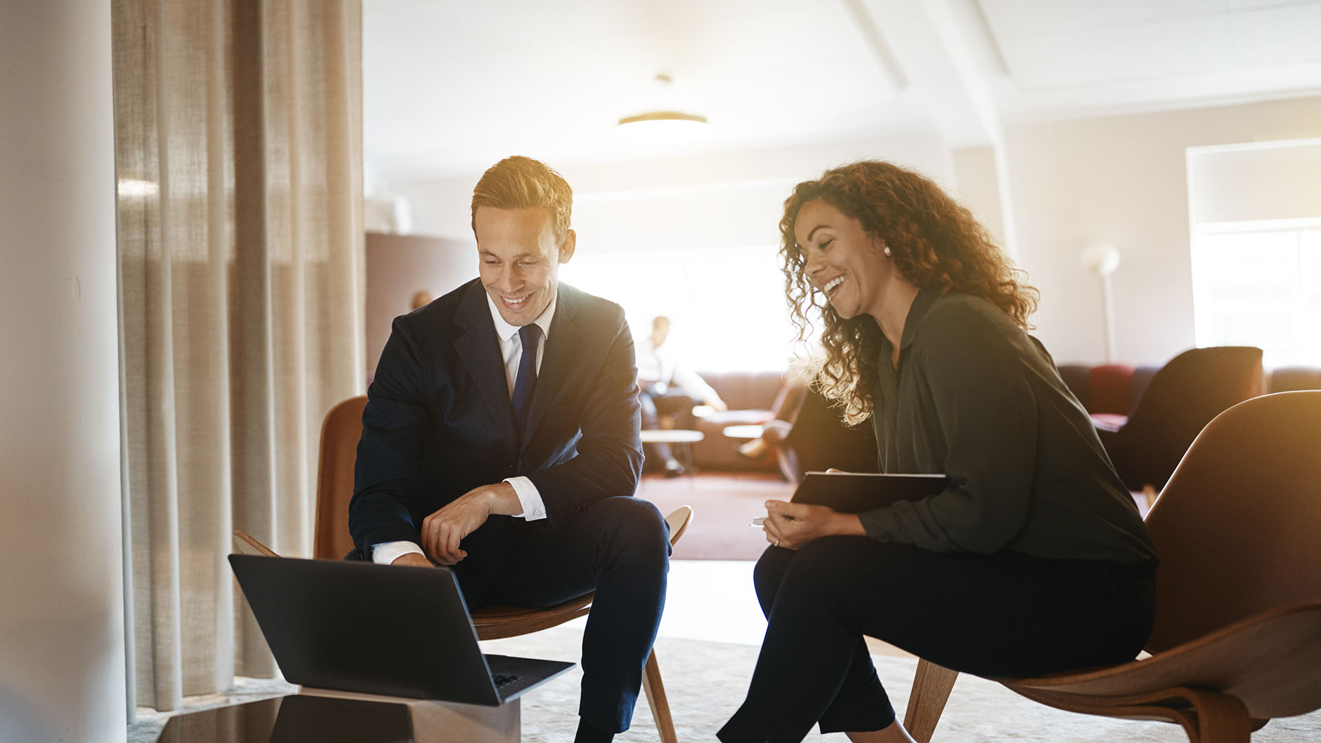 Man en vrouw bespreken factoring achter laptop in Nederland