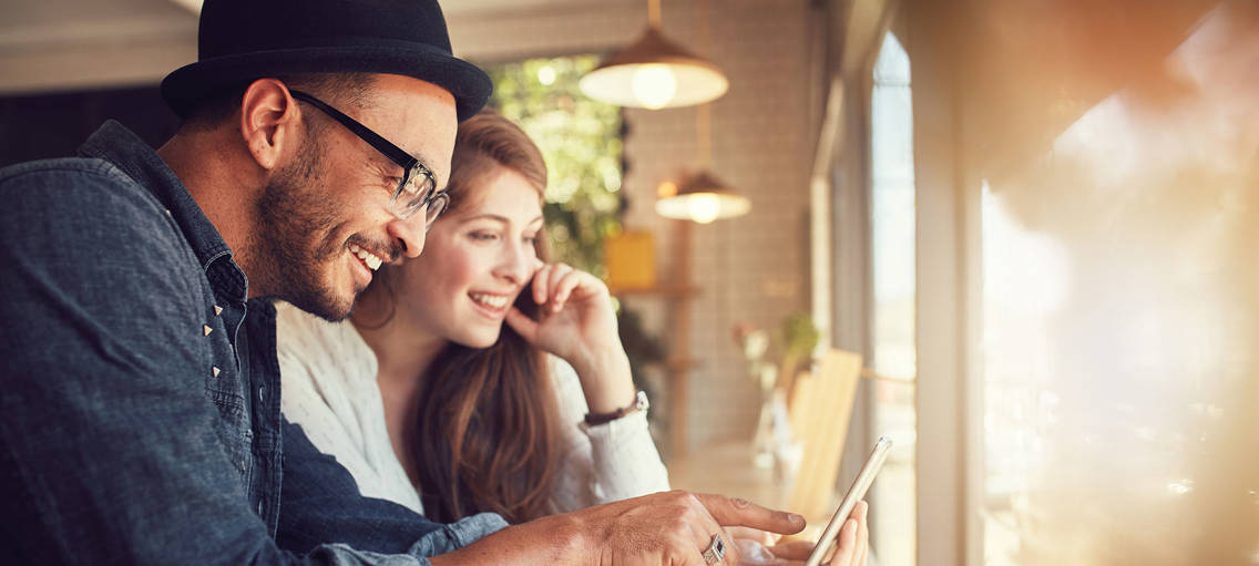 Man legt vrouw uit hoe overname debiteurenbeheer werkt op telefoon