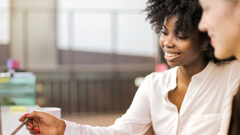 Vrouw legt de soorten factoring zoals American factoring uit