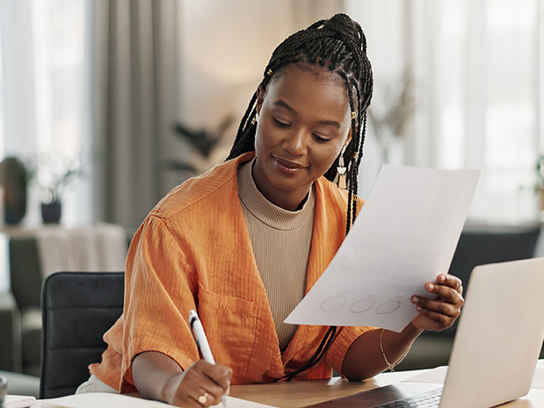 Vrouw schrijft wka-verklaring op papier