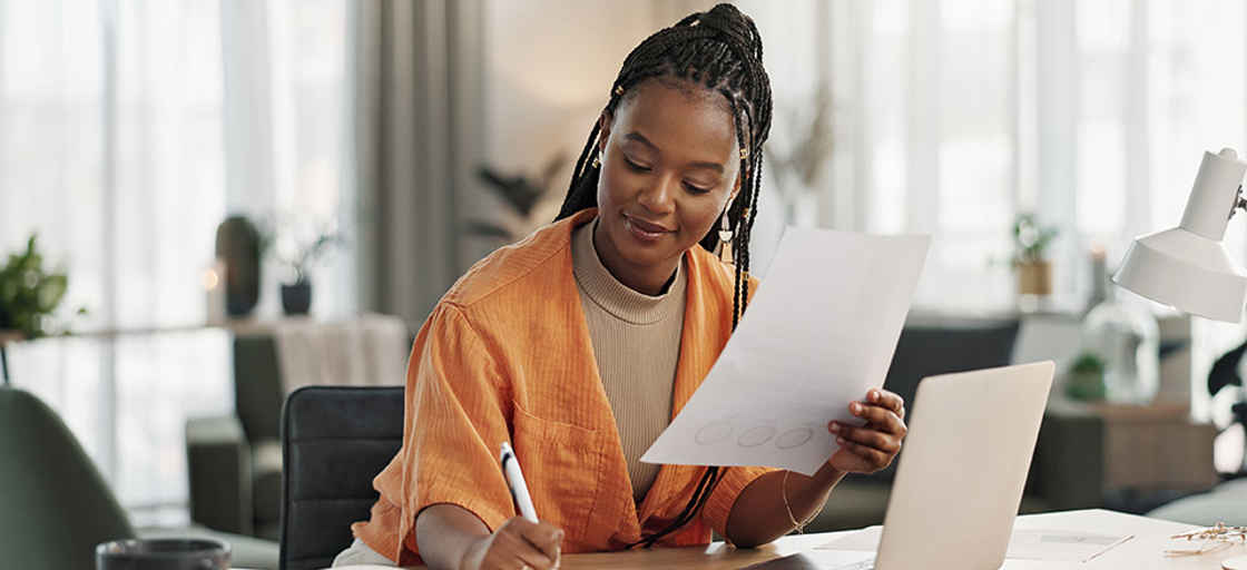 Vrouw schrijft wka-verklaring op papier