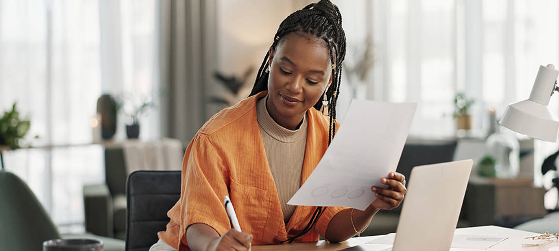 Vrouw schrijft wka-verklaring op papier
