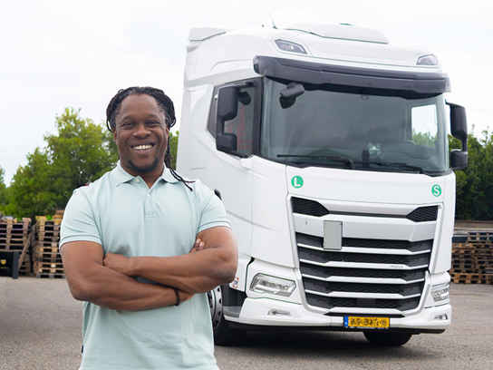 Osric van Coolunity staat voor zijn vrachtwagen