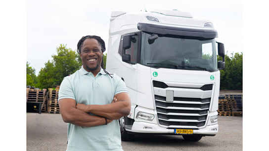 Osric van Coolunity staat voor zijn vrachtwagen