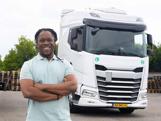 Osric van Coolunity staat voor zijn vrachtwagen