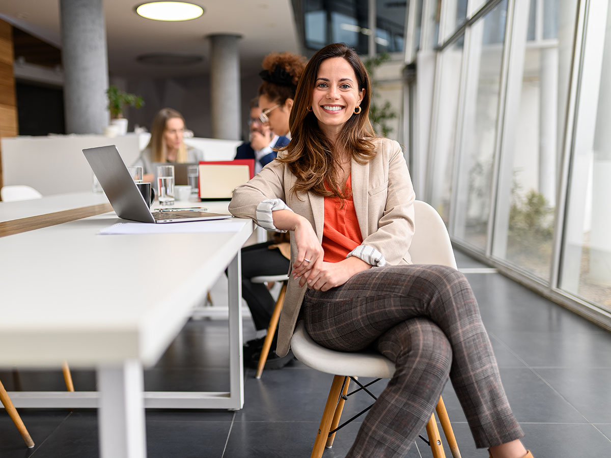 vrouw achter bureau in uitzendkantoor voor factoring