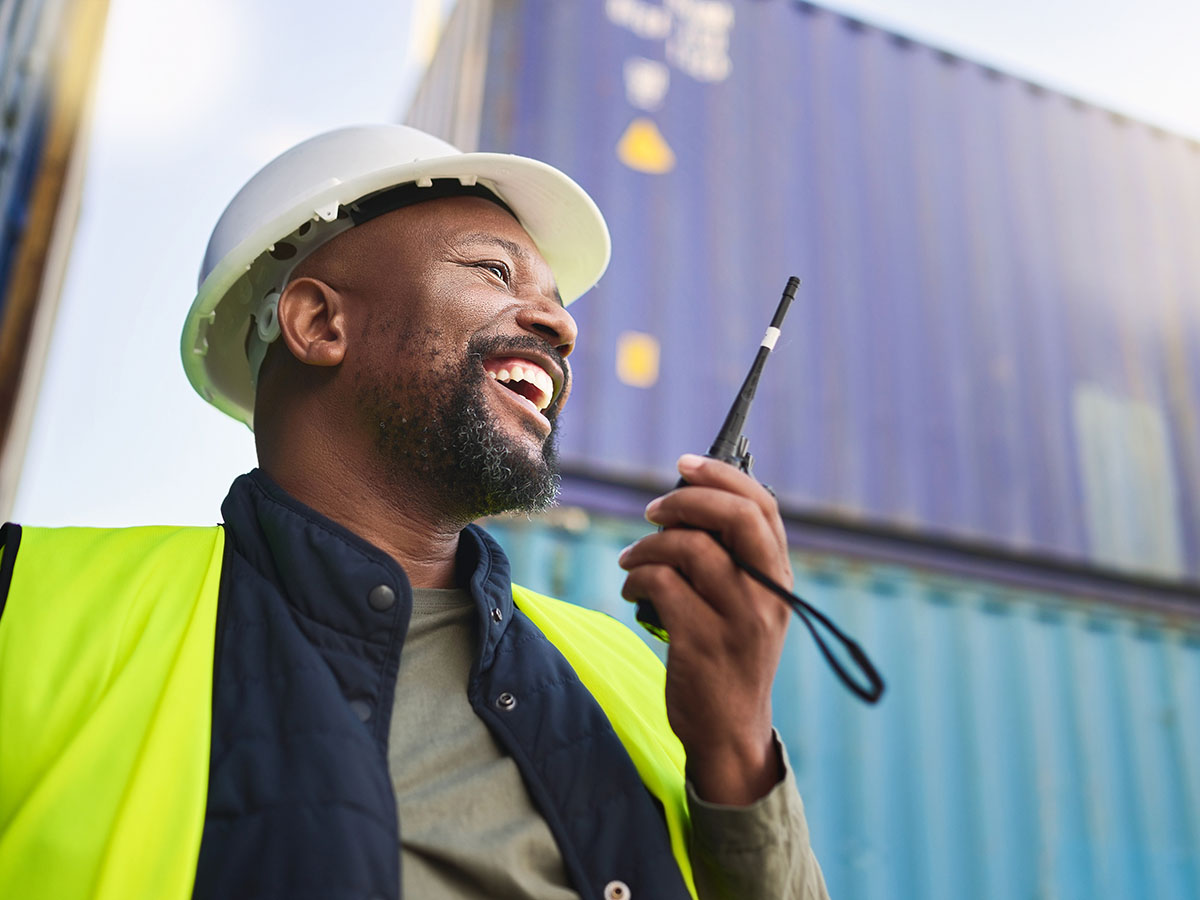 Mkb ondernemer met portofoon over factoring