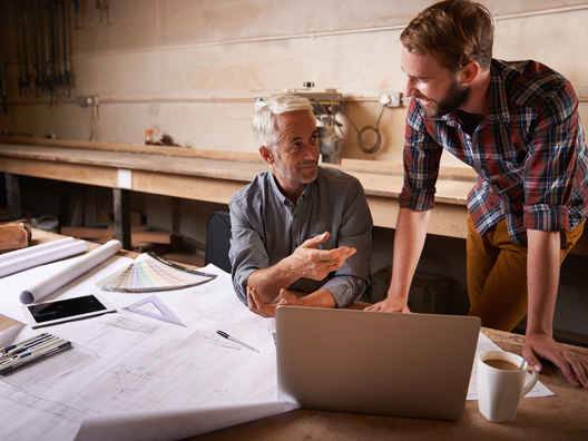 Voor wie is factoring passend vader en zoon