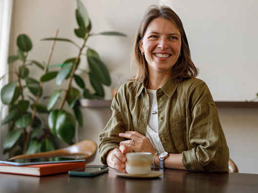 Vrouw zit met koffie facturen te verkopen