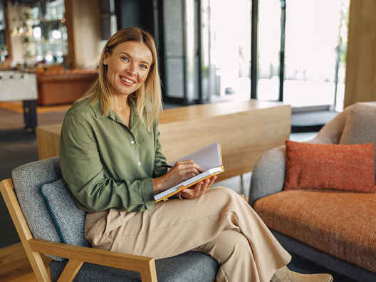Vrouw schrijft in notitieblok hoe factuur financiering werkt