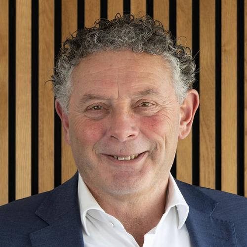 Arnold Nonnekes van Svea Finans met latjes