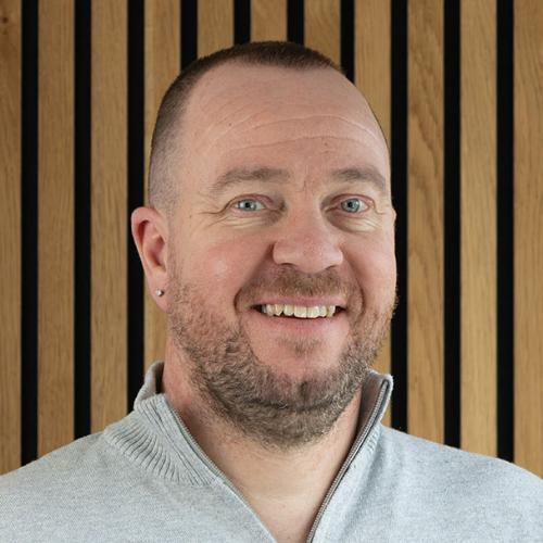 Emiel Gerritsen van Svea Finans met latjes