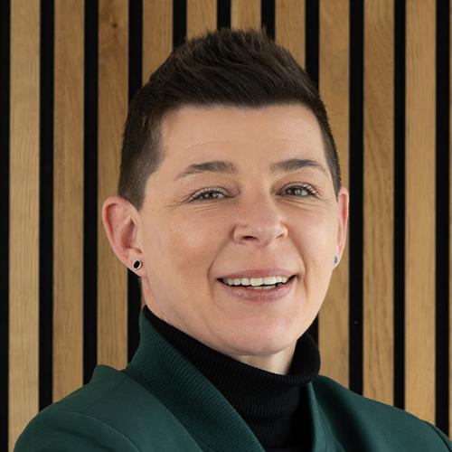 Kim Bakker van Svea Finans met latjes