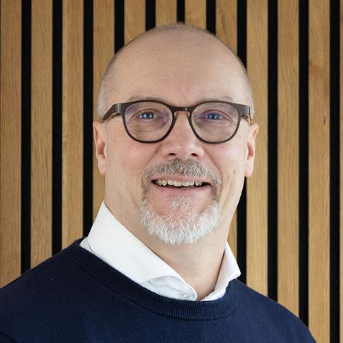 René van 't Hof van Svea Finans met latjes