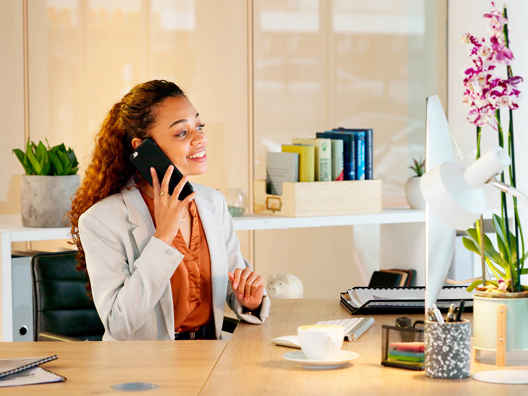 Vrouw achter bureau belt naar factoringbedrijf Svea