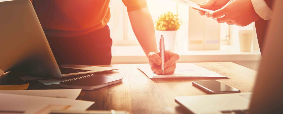 Keurmerk Erkend MKB Financier tekenen met pen