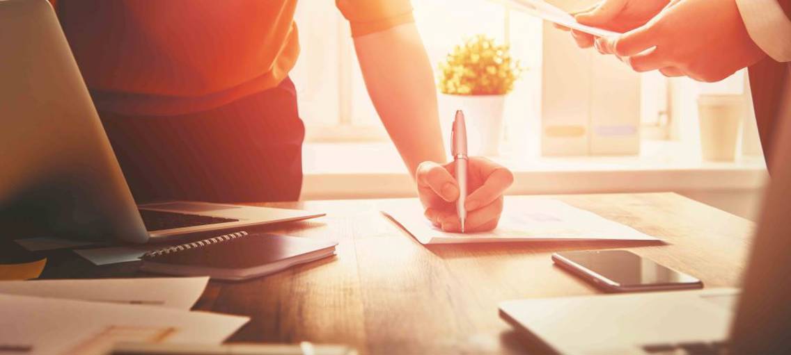Keurmerk Erkend MKB Financier tekenen met pen