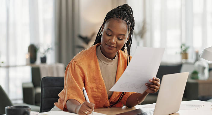 Vrouw schrijft wka-verklaring op papier