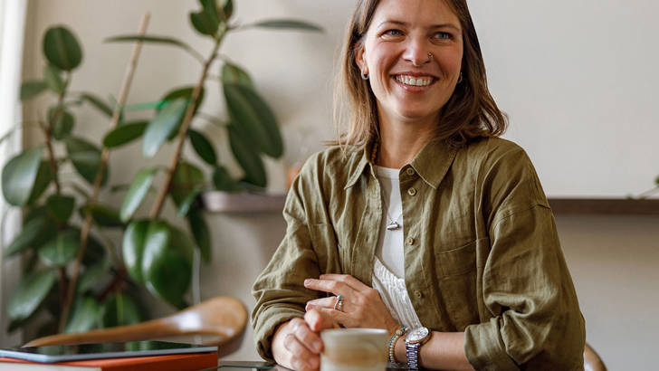 Vrouw zit met koffie facturen te verkopen