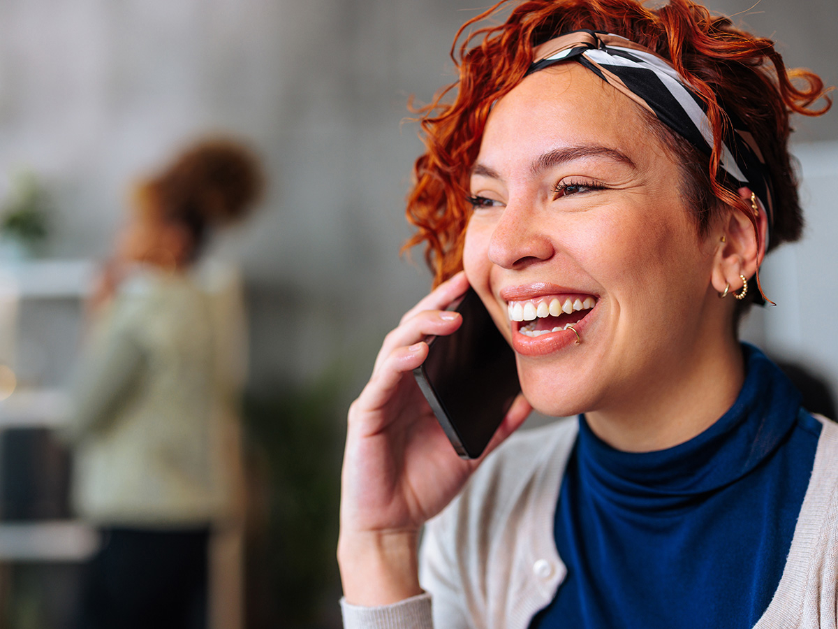 Vrouw met haarband belt over werkkapitaal financiering