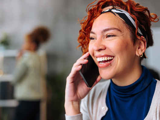 Vrouw met haarband belt over werkkapitaal financiering