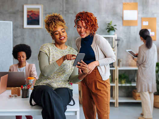 Vrouw legt aan andere ondernemer uit hoe werkkapitaal financiering werkt