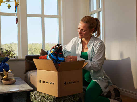 dame som har handlet på nett og betalt med checkout og betalingsløsninger fra Svea