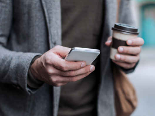 mann som har fått inkassovarsel på telefonen 