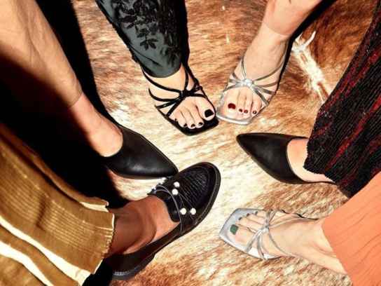 Fötter med festskor i en ring