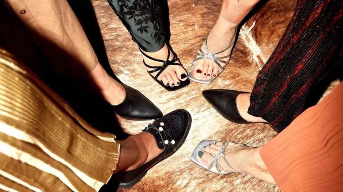 Fötter med festskor i en ring