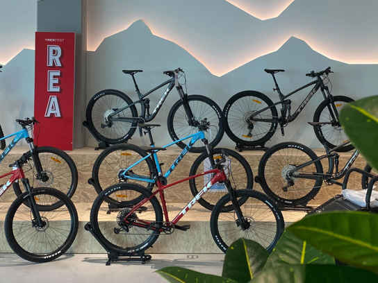 Cyklar uppställda i butik