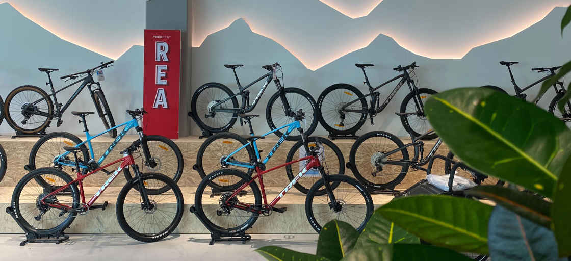 Cyklar uppställda i butik