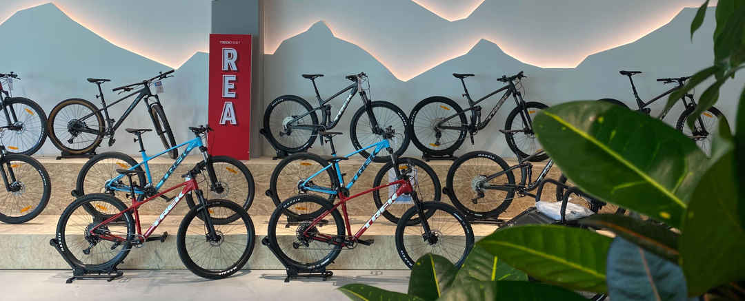 Cyklar uppställda i butik